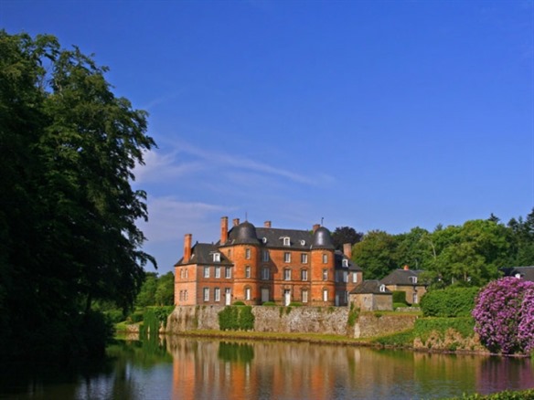 Chateau de Couterne  -  1 km